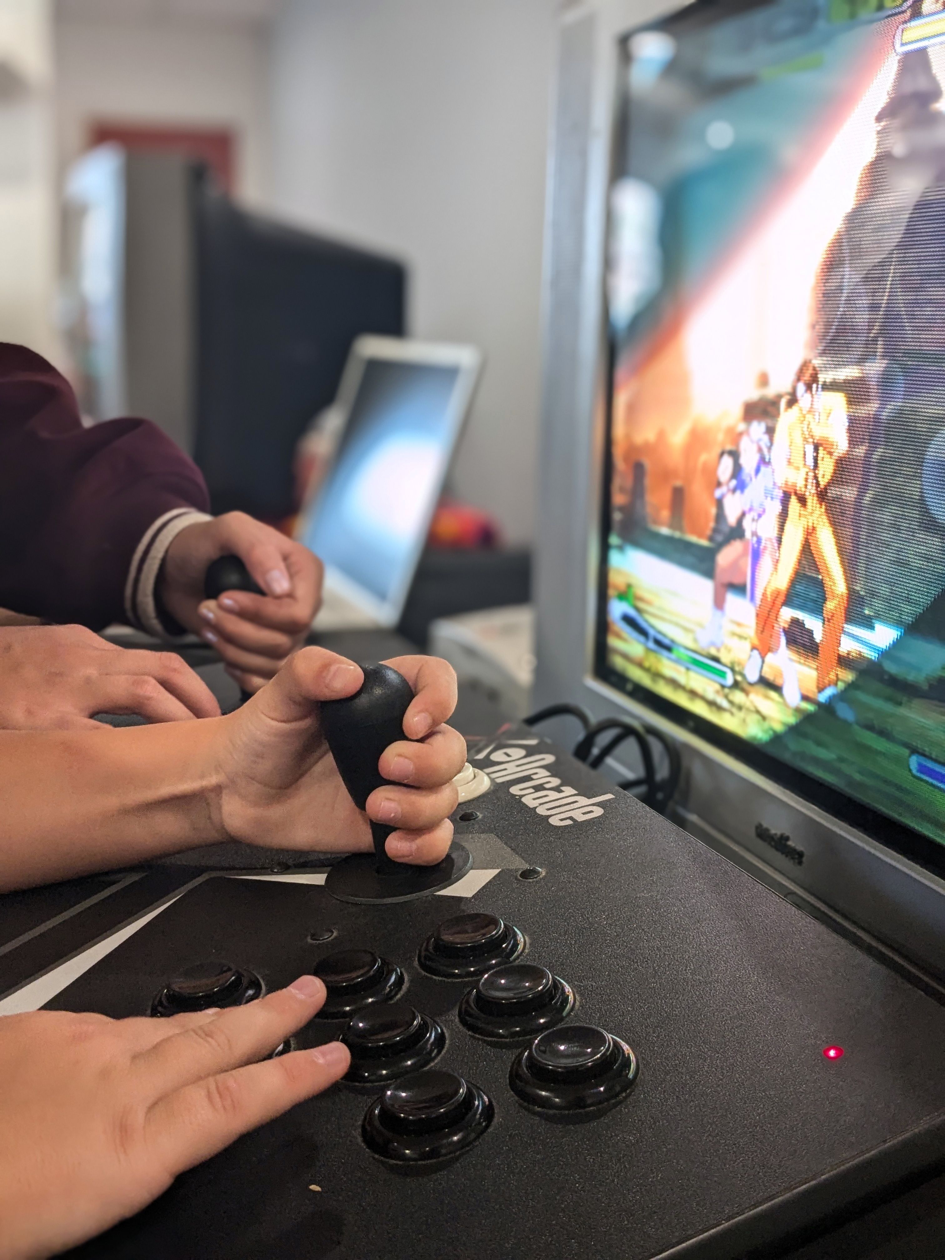 Une partie de Street Fighter au stick arcade